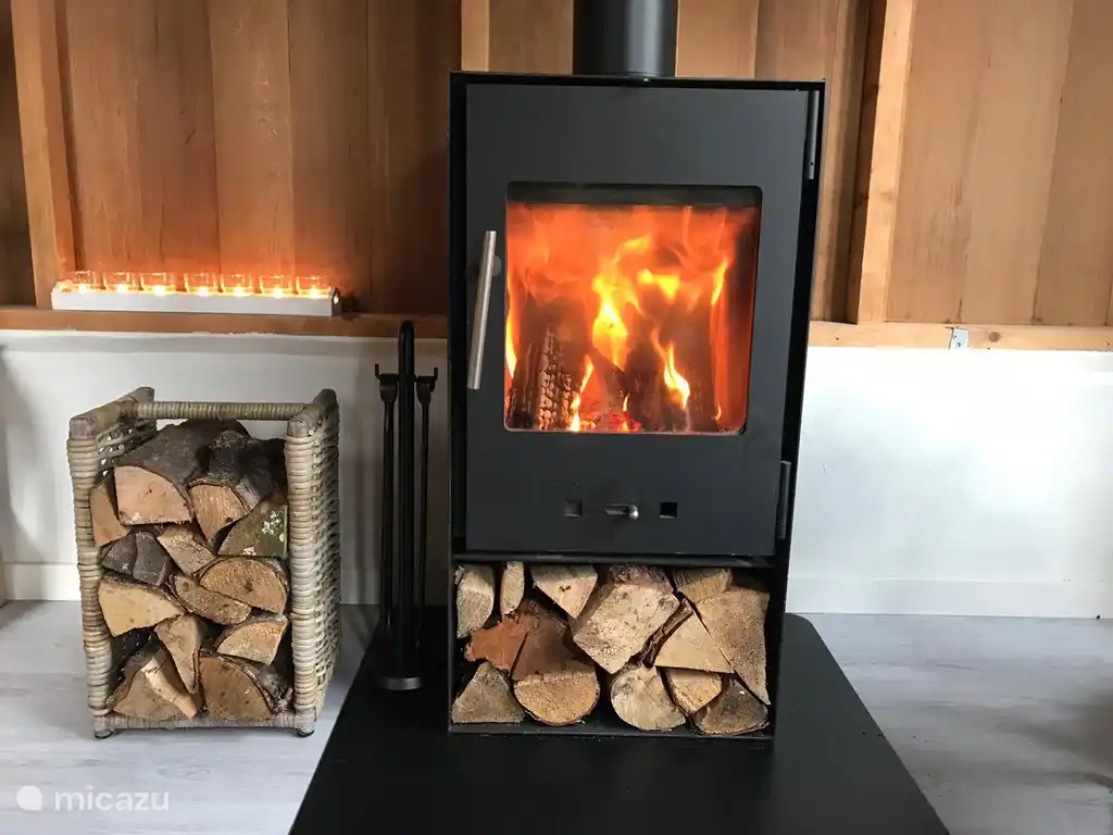 Im Entspannungsbereich befindet sich ein Holzofen. Brennholz ist kostenlos. 