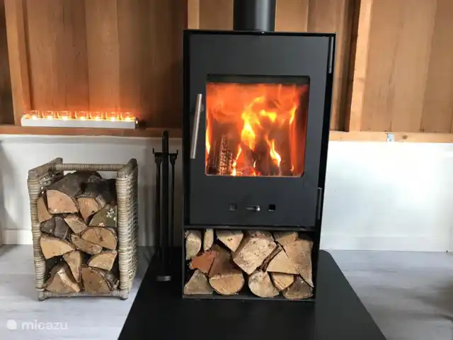 Mooi Lievelde huren in Nederland, Gelderland, Lievelde - vakantiehuis In de relaxruimte zit een houtkachel. Haardhout is gratis.