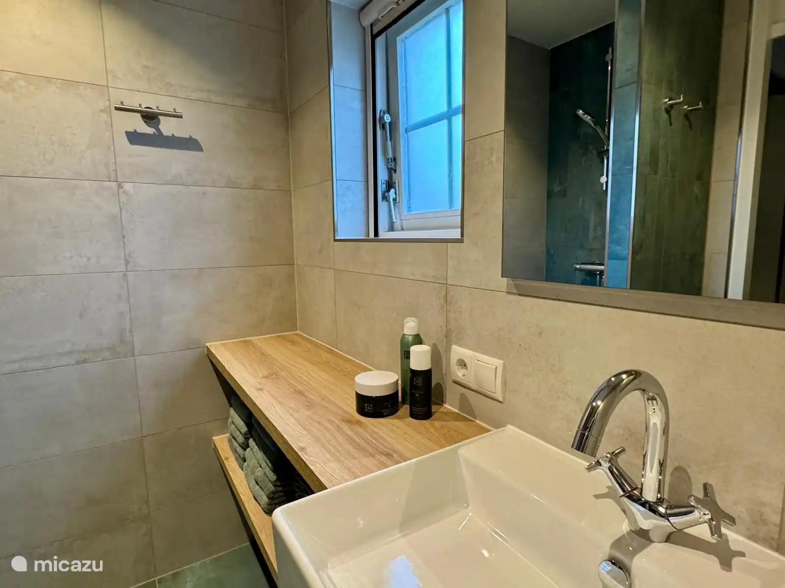 Das Badezimmer befindet sich im Erdgeschoss.