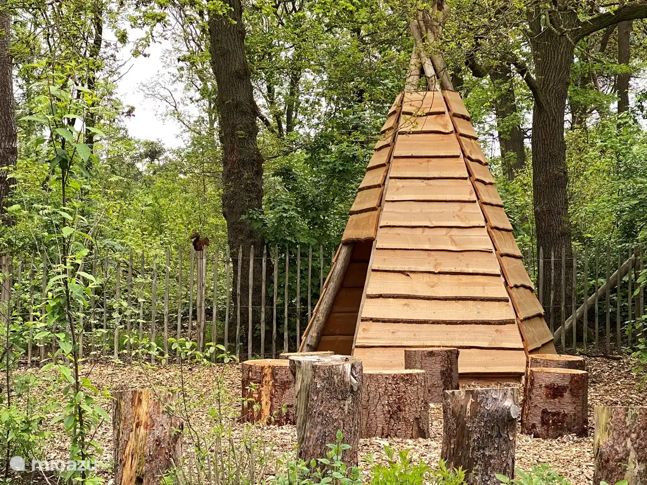 Im hinteren Teil des Gartens befindet sich ein Tipi. Hier können sich die Kinder stundenlang austoben. Aber auch ein Ort, an den man sich ganz nah an die Natur zurückziehen kann.