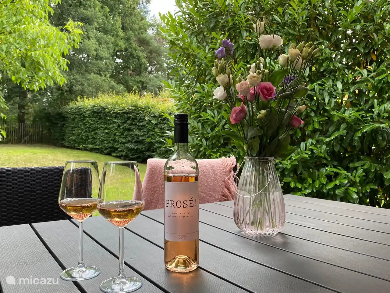 Von der Terrasse auf der Rückseite des Hauses haben Sie einen schönen Blick über den Garten- und Waldrand.