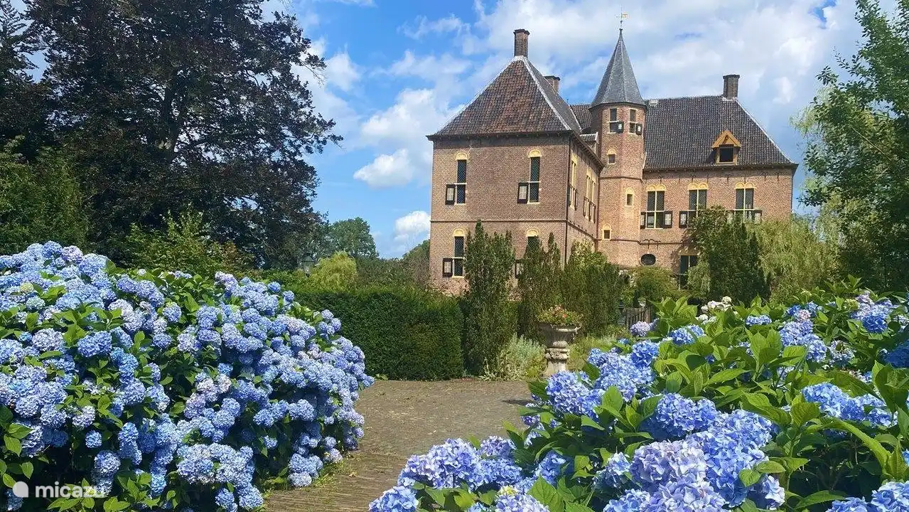 Reisen Sie in der Zeit zurück... Der Achterhoek hat viele Schlösser. Einige von ihnen sind noch bewohnt und teilweise für die Öffentlichkeit zugänglich. Fast alle Schlösser sind von Landgütern umgeben, die viele Möglichkeiten zum Wandern und Radfahren bieten. 