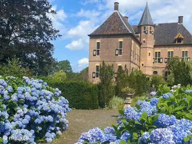 Mooi Lievelde huren in Nederland, Gelderland, Lievelde - vakantiehuis Ga terug in de tijd... De Achterhoek telt vele kastelen. Een aantal worden er nog bewoond en soms opengesteld. Bijna alle kastelen zijn omringd  door landgoederen met volop wandel en fietsgelegenheden.