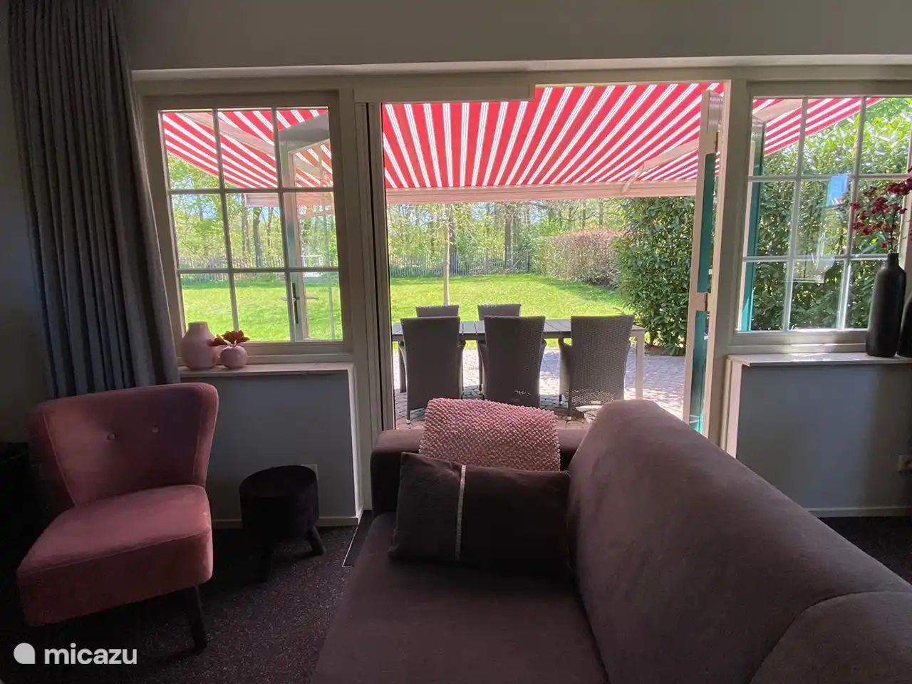 Vom Wohnzimmer aus haben Sie durch die Terrassentüren direkten Zugang zur Terrasse mit Esstisch.