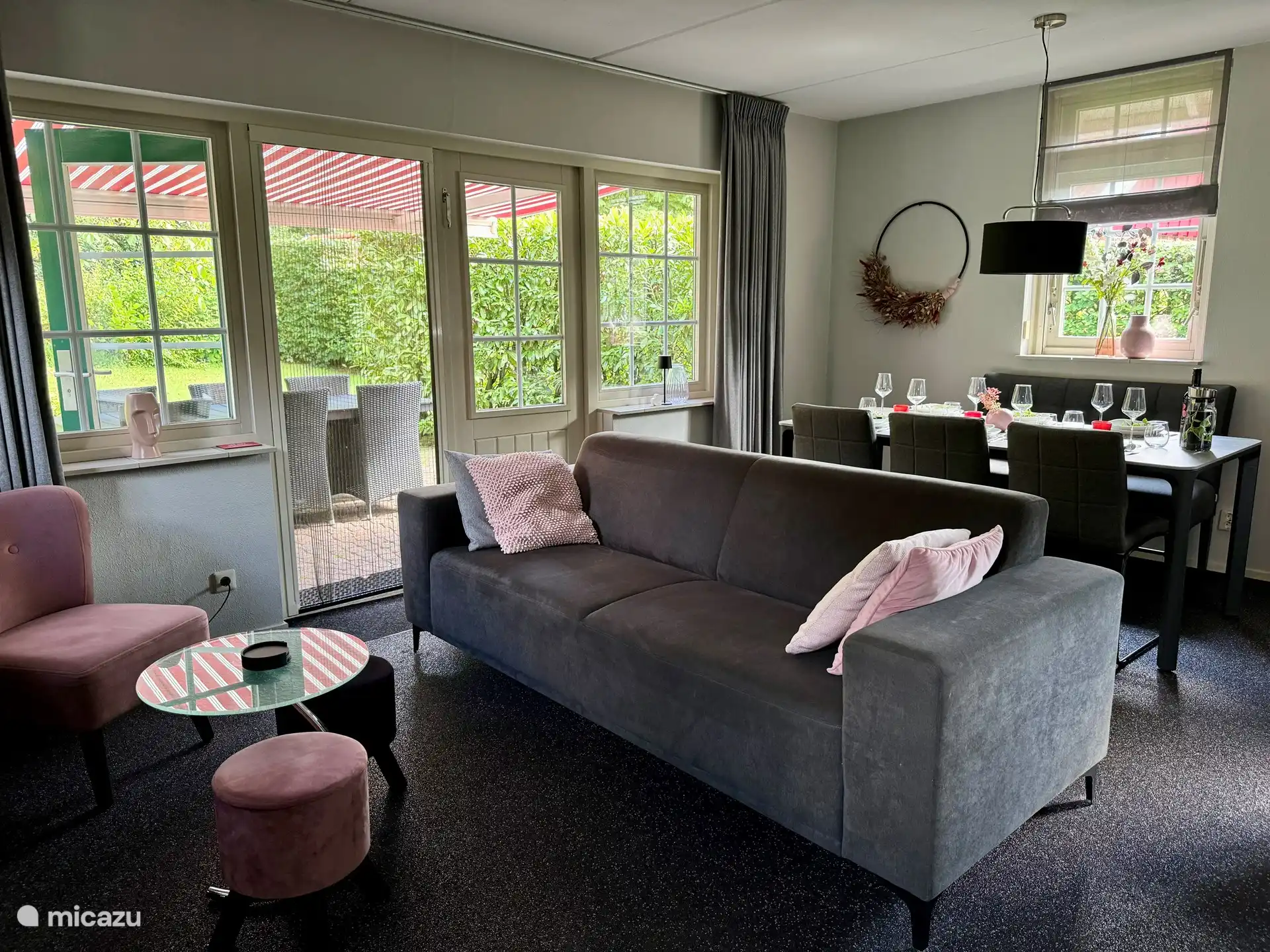 Sowohl der Wohn- als auch der Essbereich bieten einen Blick auf die Terrasse, den Garten und den Waldrand. 