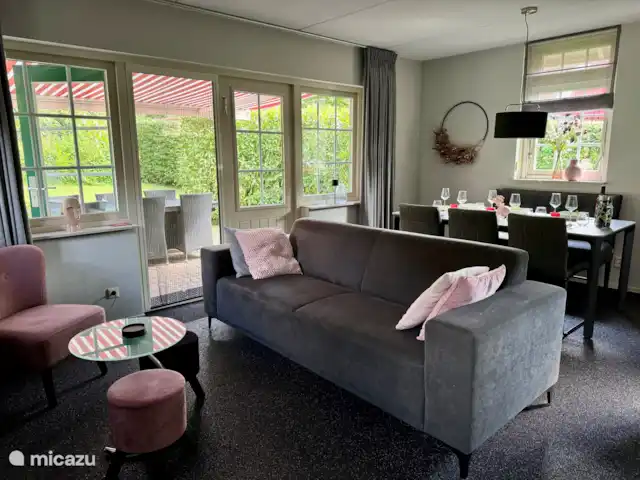 Mooi Lievelde huren in Nederland, Gelderland, Lievelde - vakantiehuis Zowel de living ,als eethoek bieden uitzicht op het terras, de tuin en bosrand.