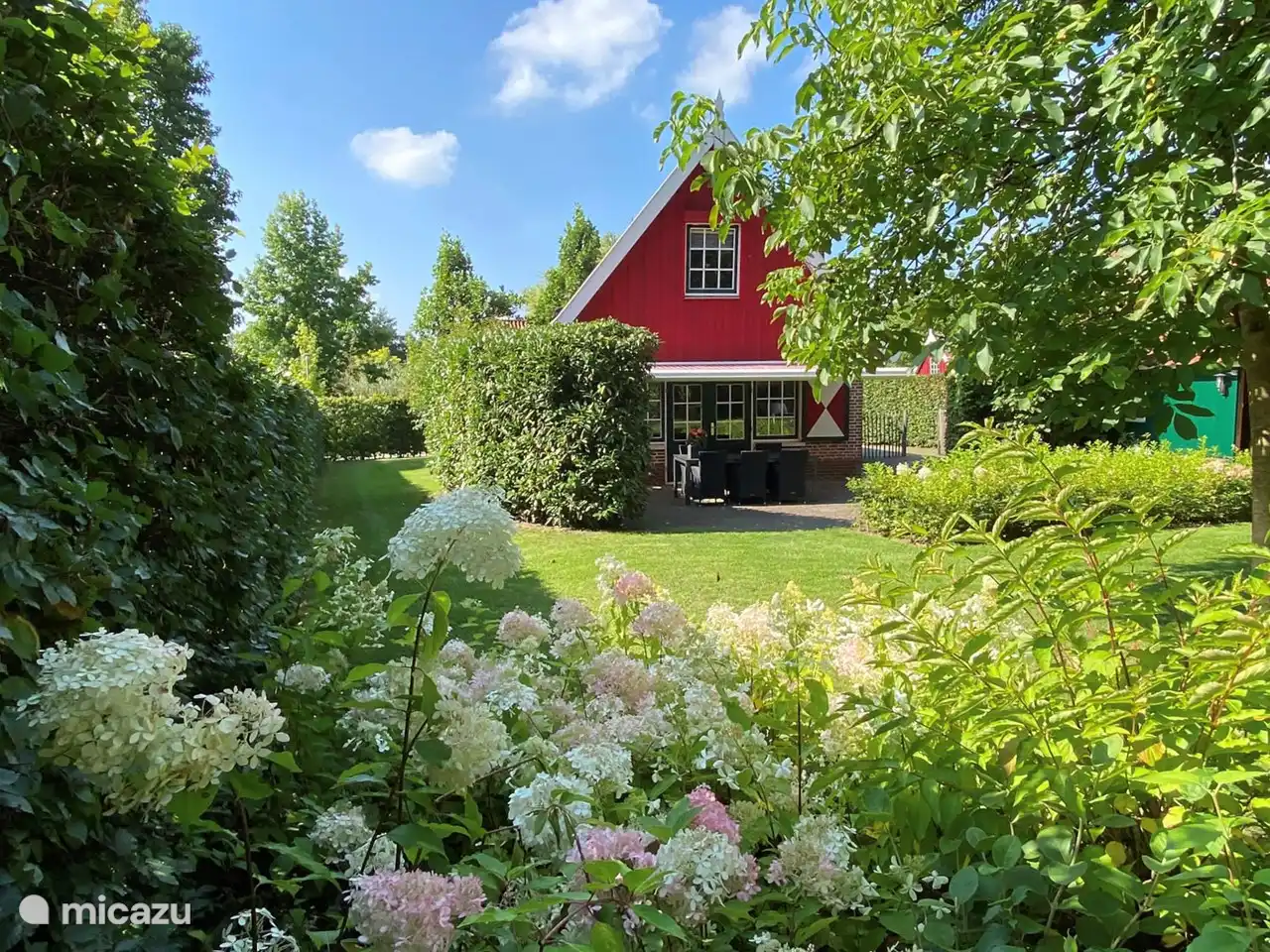 Der Garten (680m2) ist komplett eingezäunt, mit Hecke und Zaun und bietet viel Privatsphäre. Der Garten grenzt an den Waldrand. Ein wunderbarer Ort, um sich vollkommen zu entspannen, mitten in der Natur. 