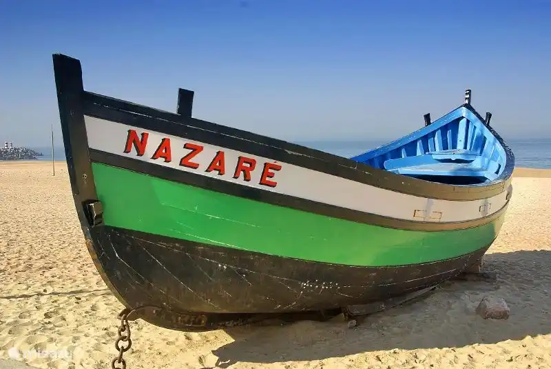 Fischerboot am Strand von Nazaré