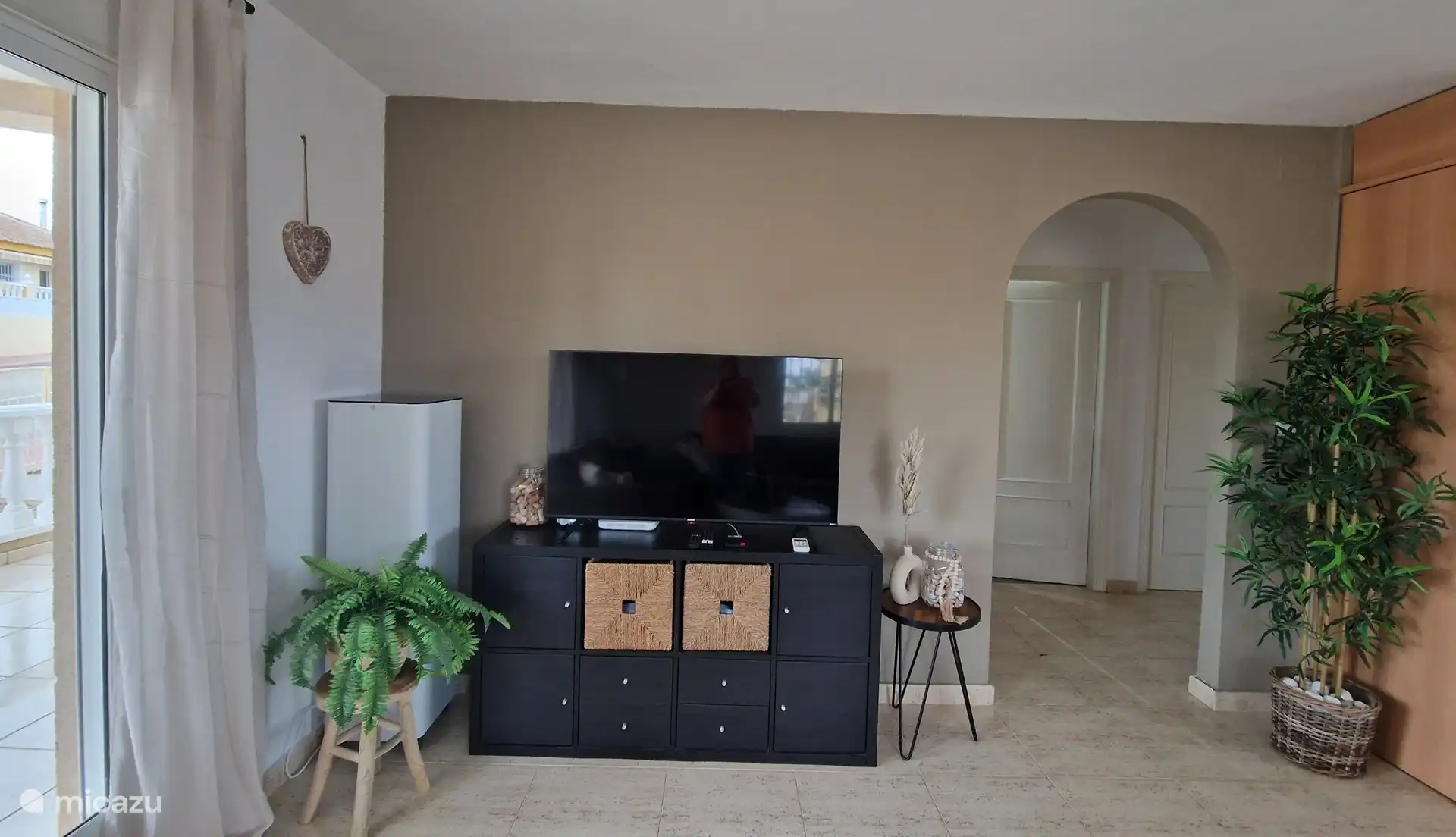 Großer Digitalfernseher mit vielen Kanälen. Natürlich gibt es auch WLAN. 