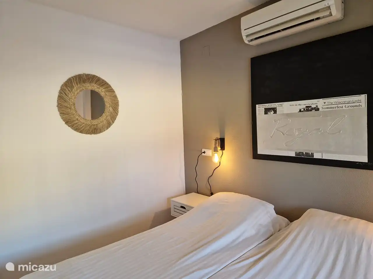 Doppelbett im ersten Schlafzimmer
