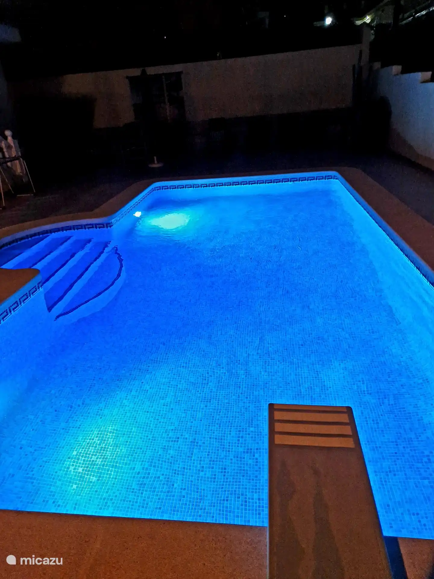 Schwimmbad mit Sprungbrett. Romantisch beleuchtet, wenn es dunkel wird!