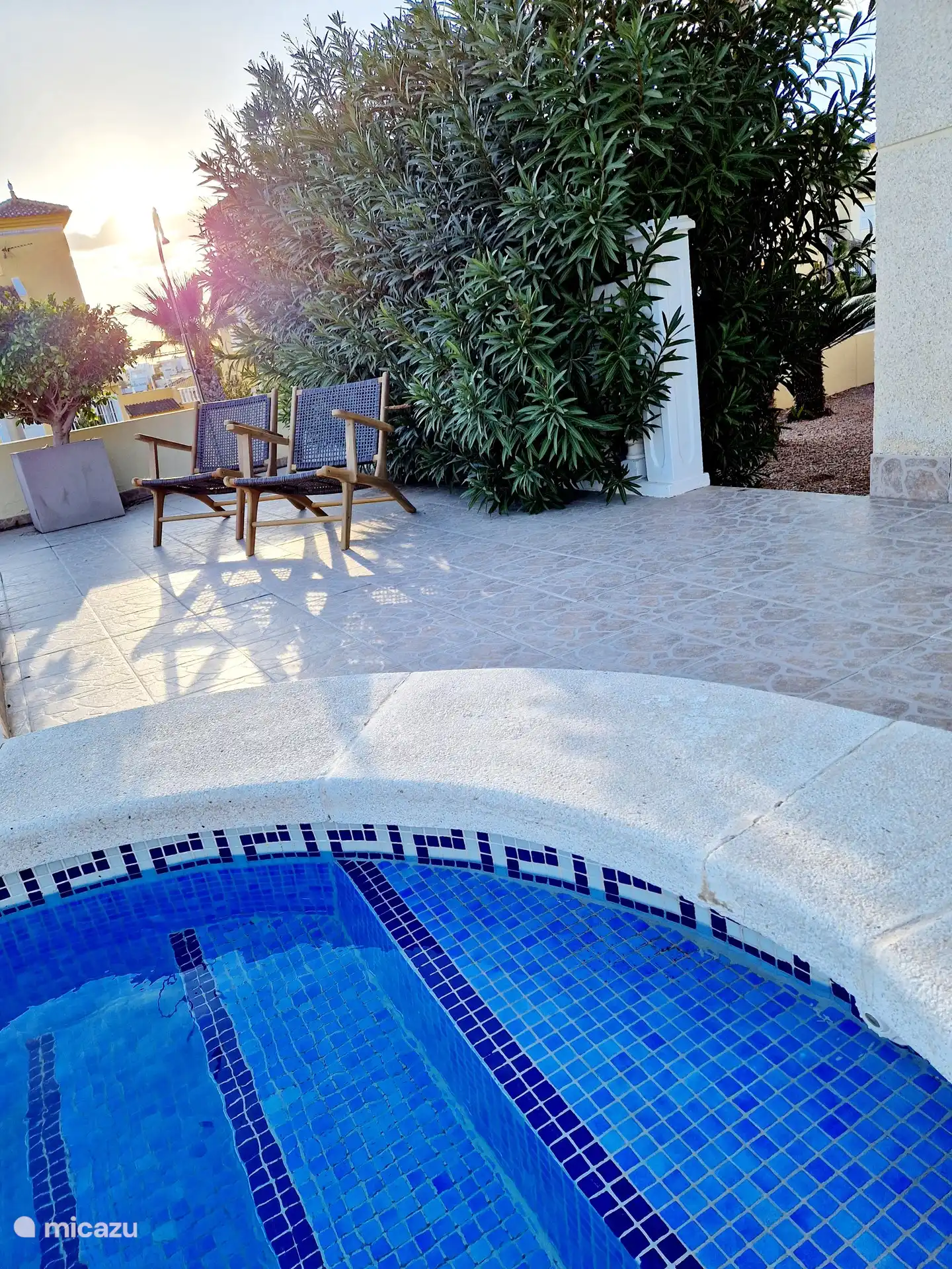 Genießen Sie am Pool. Träumen Sie eine Weile.....