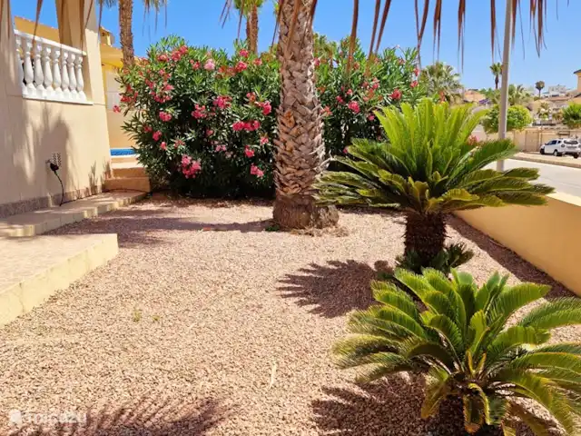 Villa Casa Benimar Rojales en España, Costa Blanca, Rojales  - villa Precioso jardín delantero con mucho espacio.