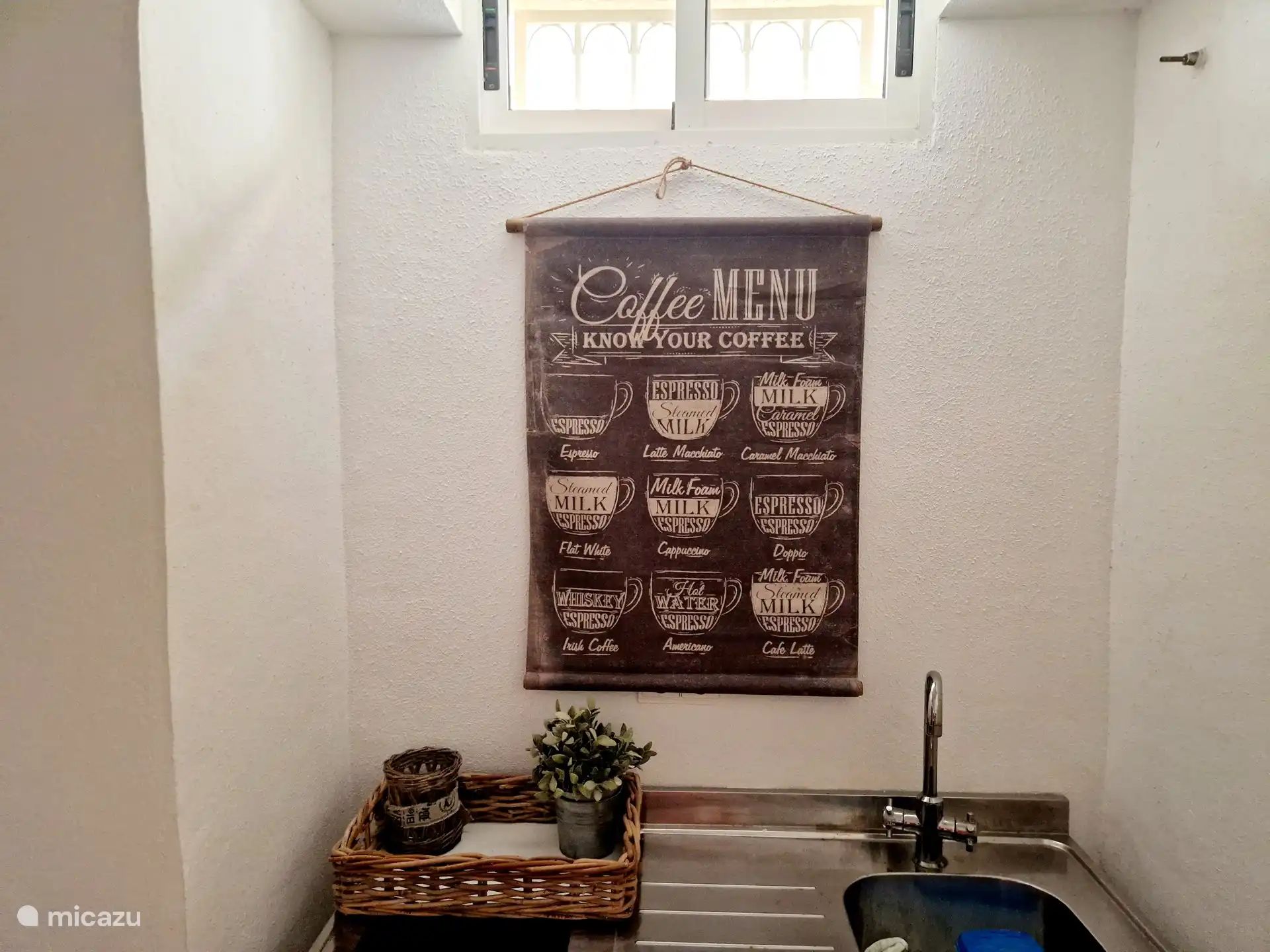 Eine kleine Küche mit kleinem Kühlschrank darf im Keller natürlich nicht fehlen