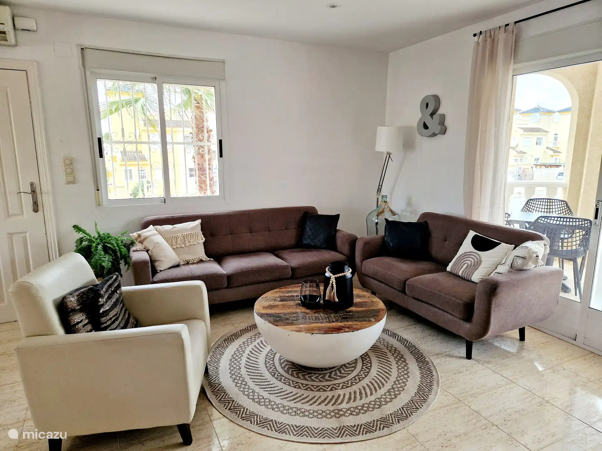 Schönes Wohnzimmer mit modernem Interieur 