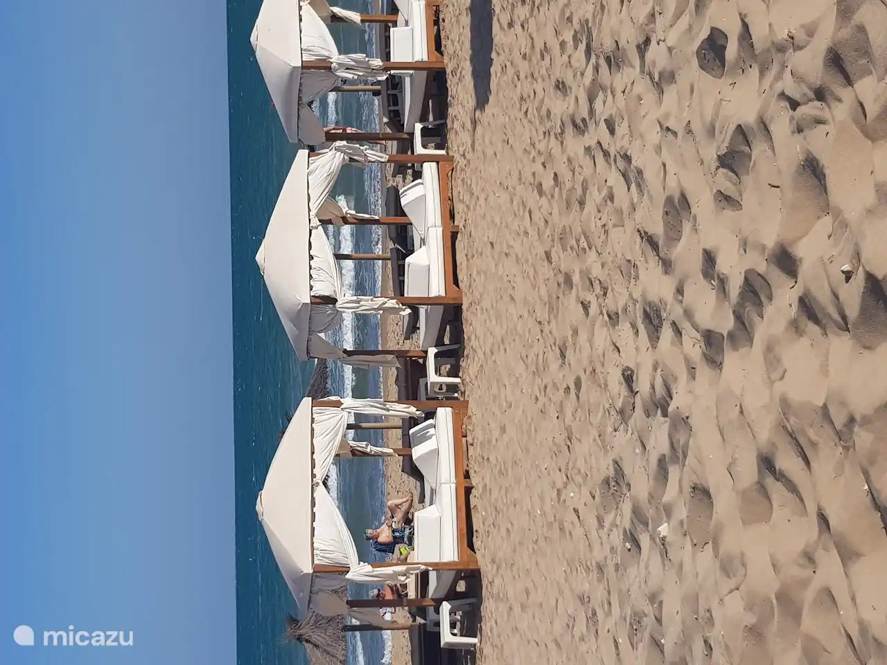 Schöne Sandstrände mit großartigen Einrichtungen in 6 Kilometern Entfernung. Genießen.