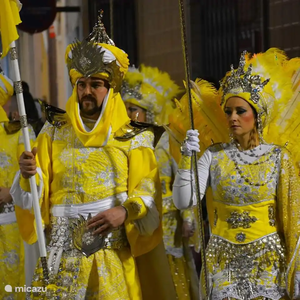 Besuchen Sie die traditionellen spanischen FIESTAS in unmittelbarer Nähe und staunen Sie über die tollen Kostüme und den Prunk