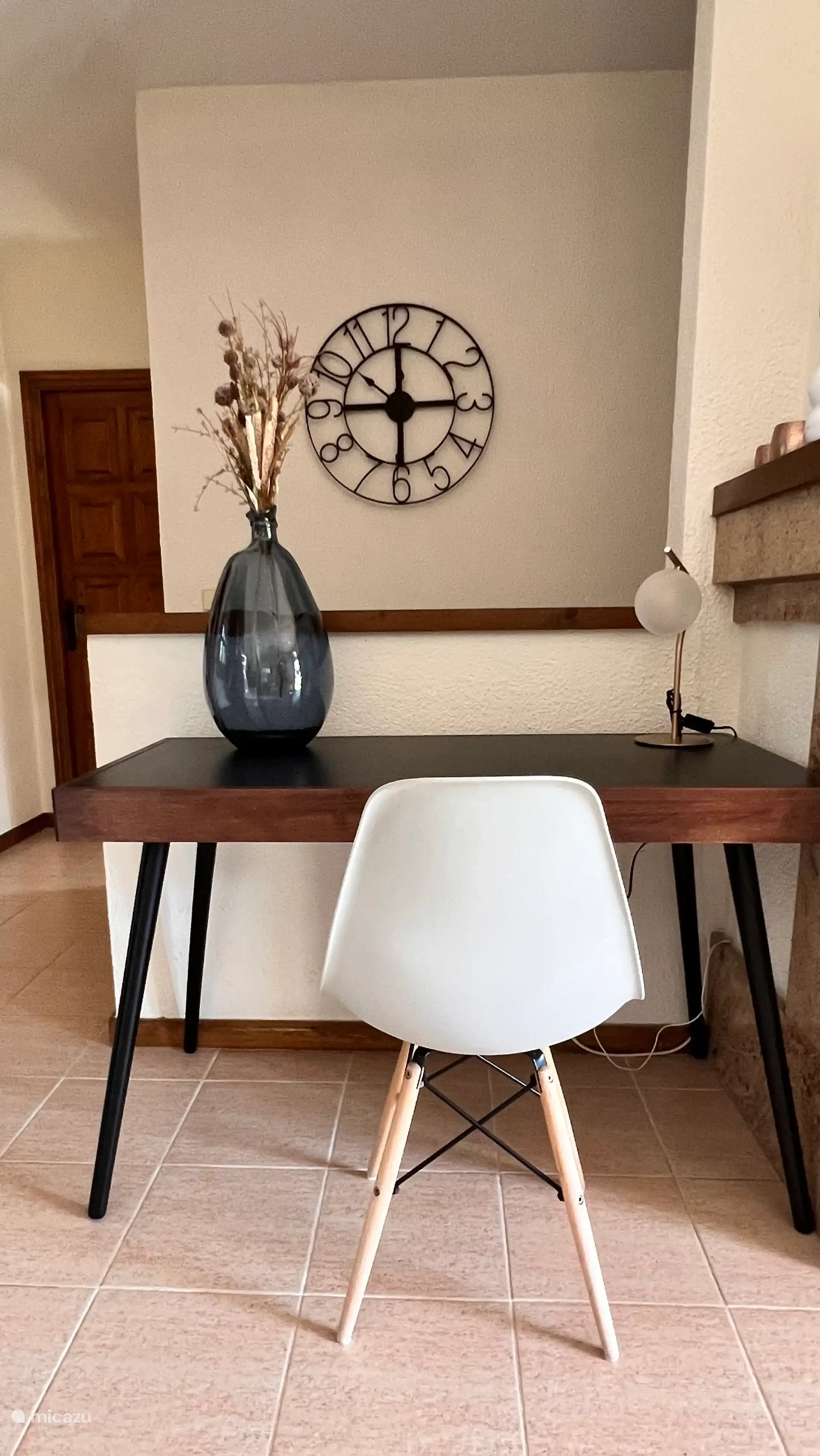 Een bureau, mocht je toch wat willen / moeten werken.