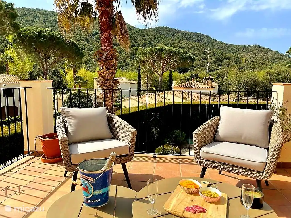 Délicieux apéritif l’après-midi avec vue sur la réserve naturelle « Les Gavarres » 