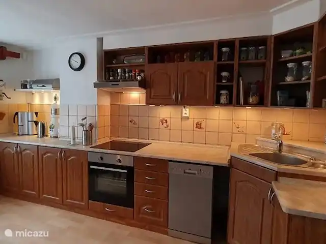 gîte / cottage huren in Tsjechië, Liberec, Levousy – Cottage Levousy Keuken met koffiezetapparaat en waterkoker.