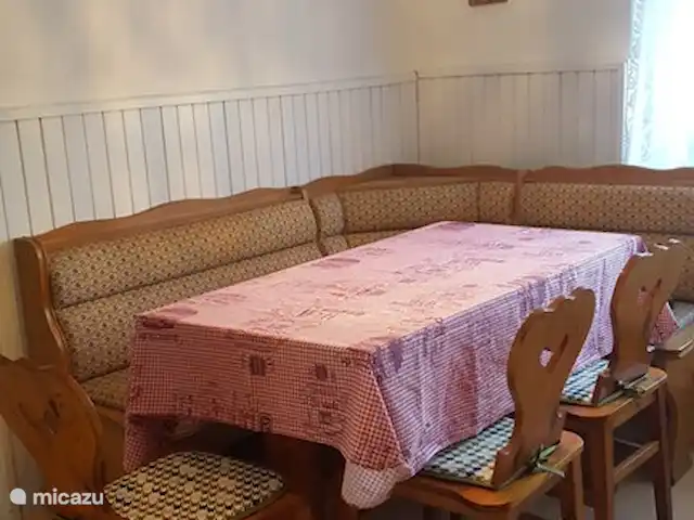 gîte / cottage huren in Tsjechië, Liberec, Levousy – Cottage Levousy Gezellig eettafel met hoekbank in de keuken.