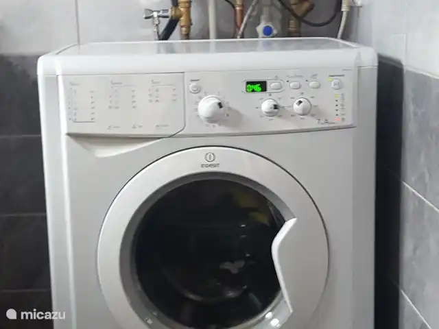 gîte / cottage huren in Tsjechië, Liberec, Levousy – Cottage Levousy Wasmachine met daarboven de combi-ketel voor verwarming en warm water