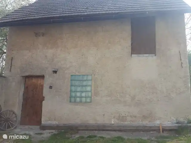 gîte / cottage huren in Tsjechië, Liberec, Levousy – Cottage Levousy Schuur waar de tuinmeubelen en fietsen staan maar waar ook genoeg ruimte is om je eigen fietsen te stallen.