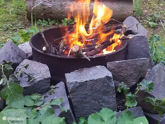 gîte / cottage huren in Tsjechië, Liberec, Levousy – Cottage Levousy vuurplaats in de boomgaard
