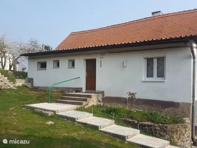 gîte / cottage huren in Tsjechië, Liberec, Levousy – Cottage Levousy Entree huis met nieuwe pad naar de voordeur