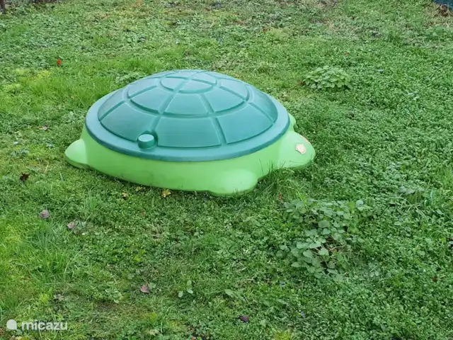 gîte / cottage huren in Tsjechië, Liberec, Levousy – Cottage Levousy Ook aan de kleine kinderen is gedacht, een zandbak om in te spelen.