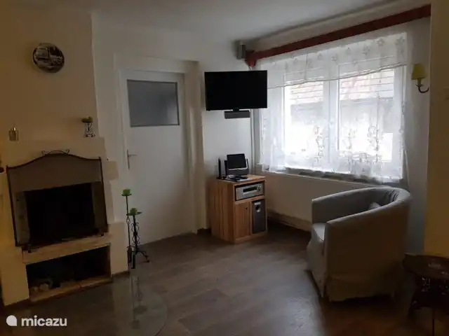 gîte / cottage huren in Tsjechië, Liberec, Levousy – Cottage Levousy Openhaard en tv met netflix app (eigen inlogcode gebruiken). Deur naar de slaapkamer.