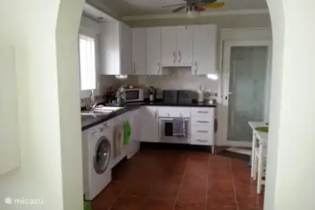 Vakantiehuis Spanje, Andalusië, Canillas De Albaida villa Villa Flamenca compleet uitgeruste keuken