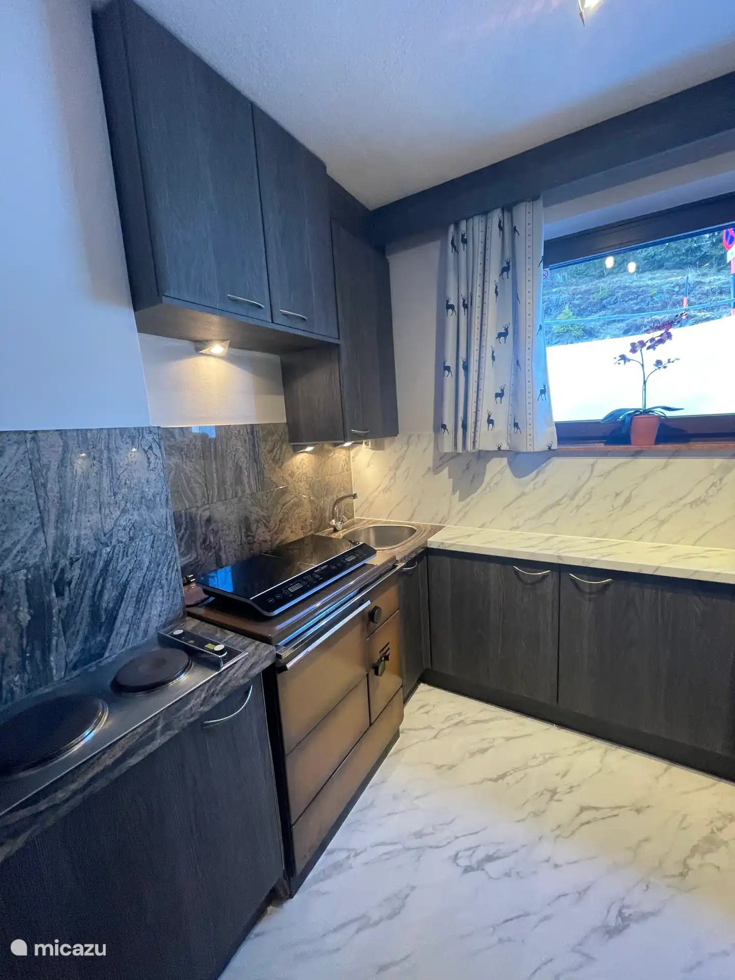 de keuken met 2x 2 kookplaten.