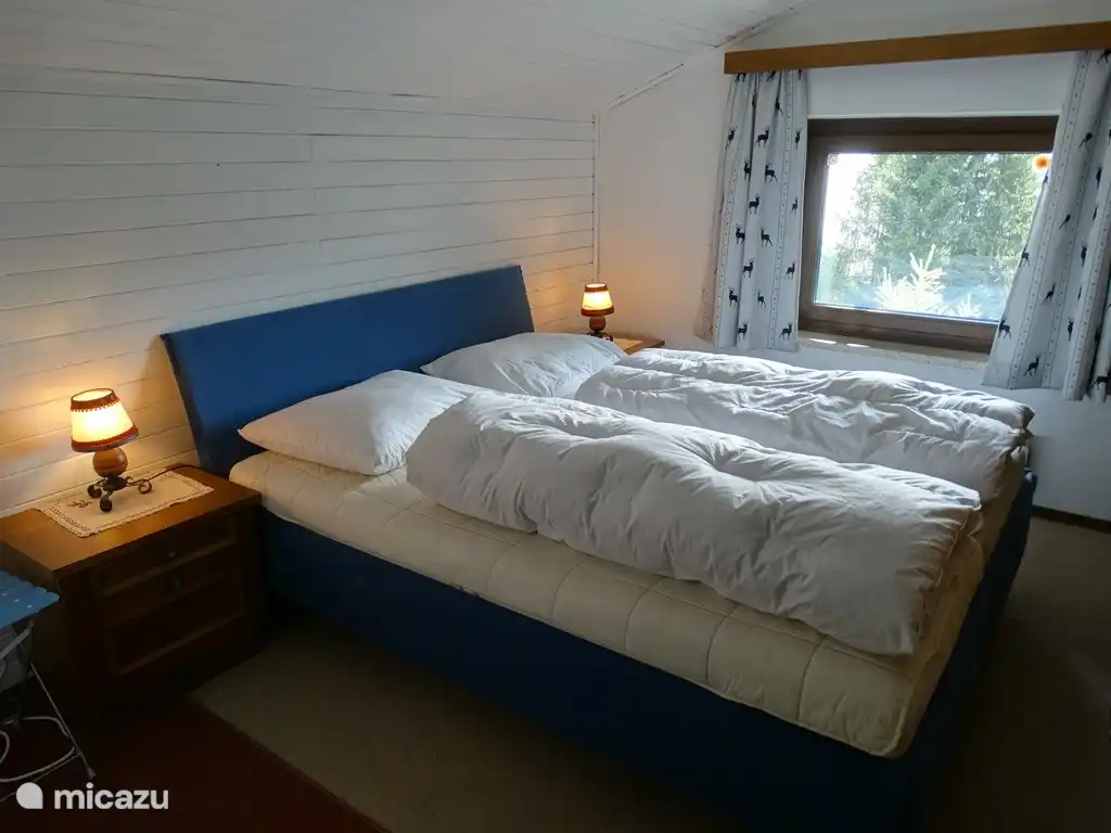 Schlafzimmer im Obergeschoss mit eigenem Waschbecken