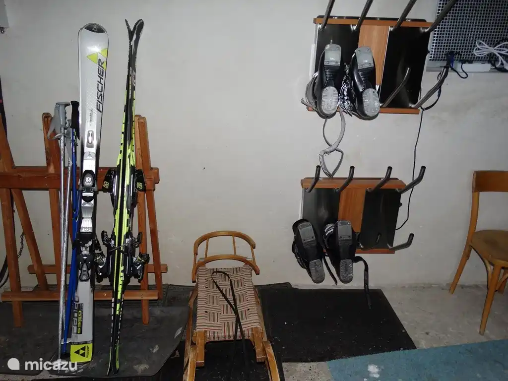 Skiraum mit Trockengestell für Ihre Skischuhe und Schlitten für die Gäste