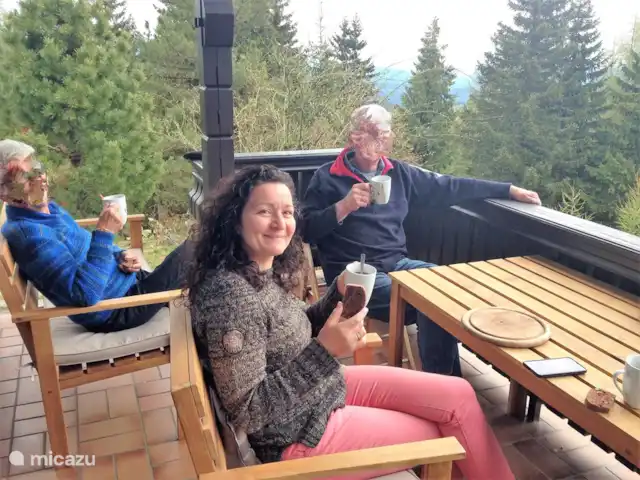 Lotte | Autriche, Carinthie, Hochrindl - chalet notre coin salon sur la terrasse, un canapé deux places et deux fauteuils