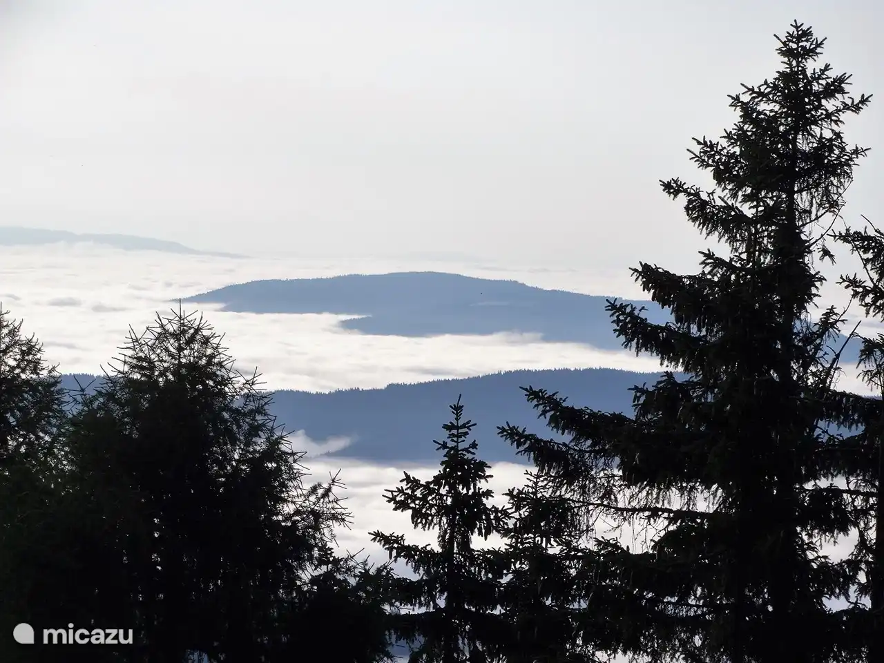 Über den Wolken sind die Berge wie Inseln