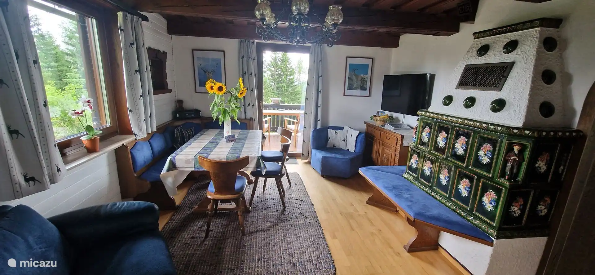 Das gemütliche Wohnzimmer mit österreichischem Ofen für wohlige Wärme und Atmosphäre