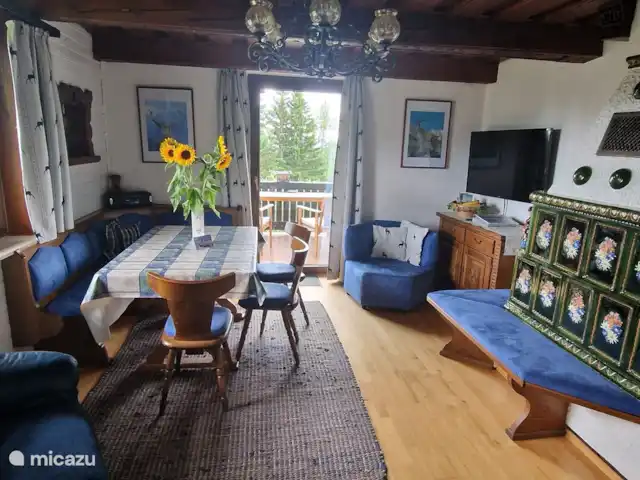 Lotte | Autriche, Carinthie, Hochrindl - chalet Le salon confortable avec poêle autrichien pour une chaleur et une atmosphère agréables
