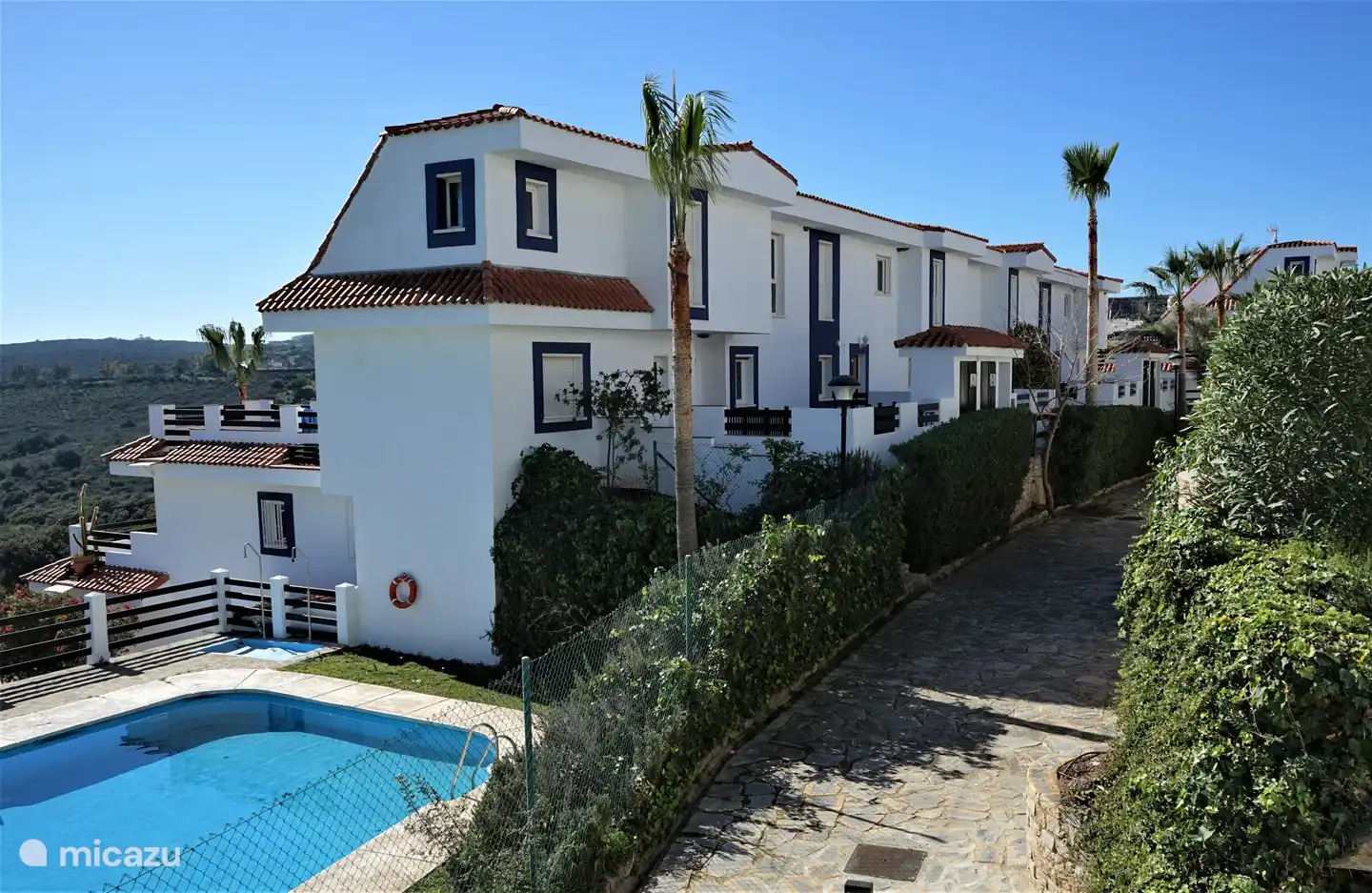 Schwimmbad neben dem Wohnblock