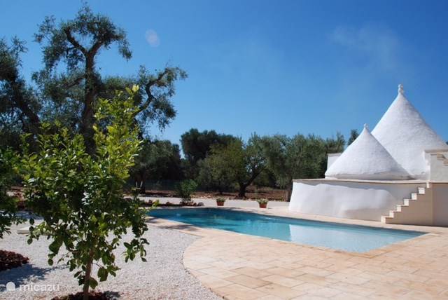 Rent Trullo Sogno L Estate 1 private pool in San Michele Salentino