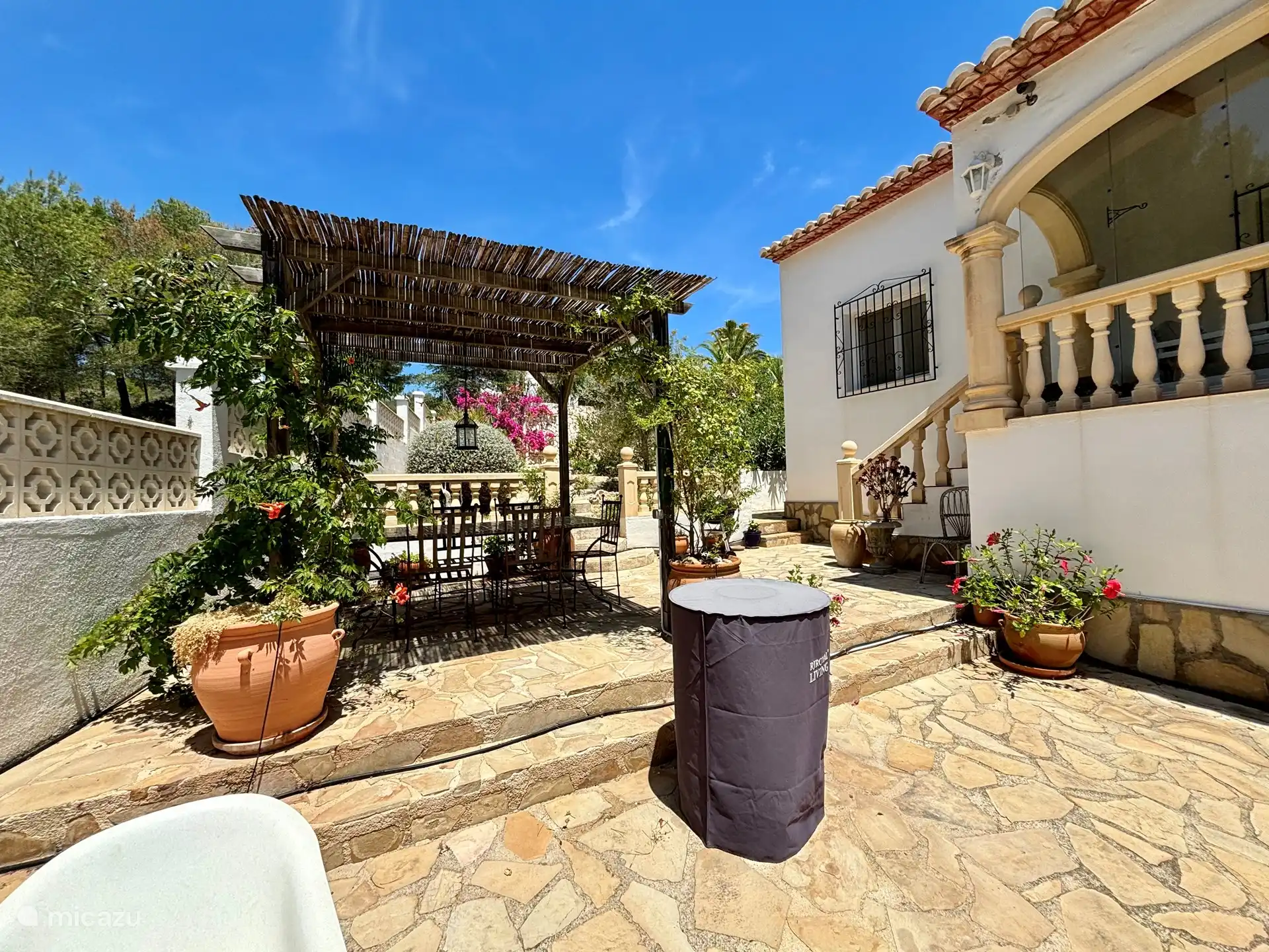 Innenterrasse mit überdachter Sitzecke 6 Personen