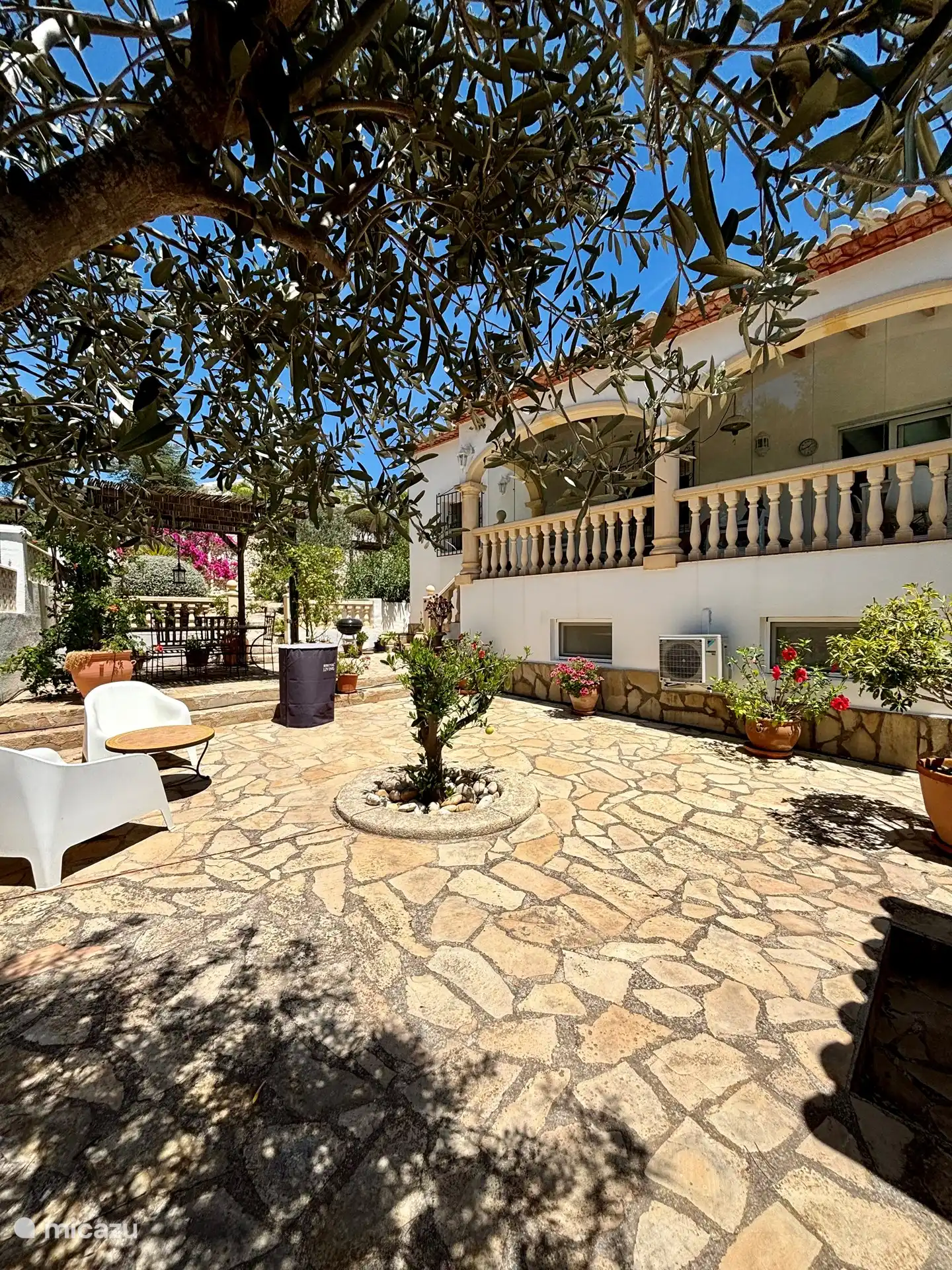 Seitenansicht des Hauses von der Innenterrasse