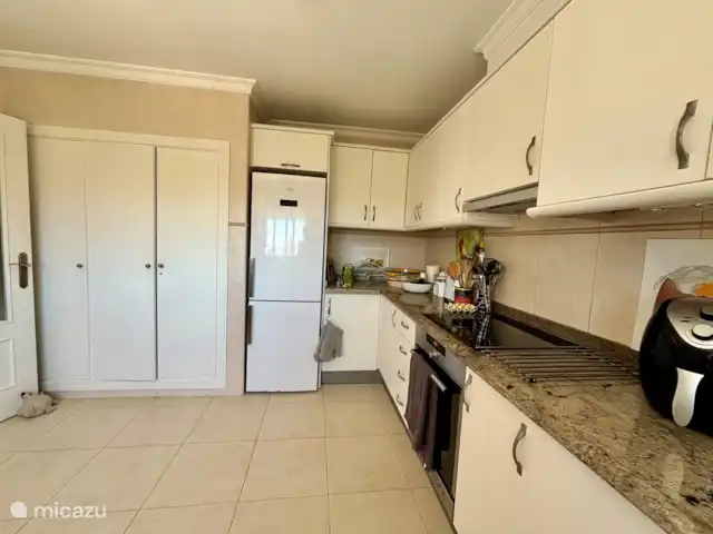 Location de Vacances Espagne, Costa Blanca, Benitachell, villa - Les Fonts Benitachell, Alicante Cuisine avec réfrigérateur/congélateur/lave-vaisselle/plaque à induction avec hotte, 2 éviers, 2 cafetières et airfryer
