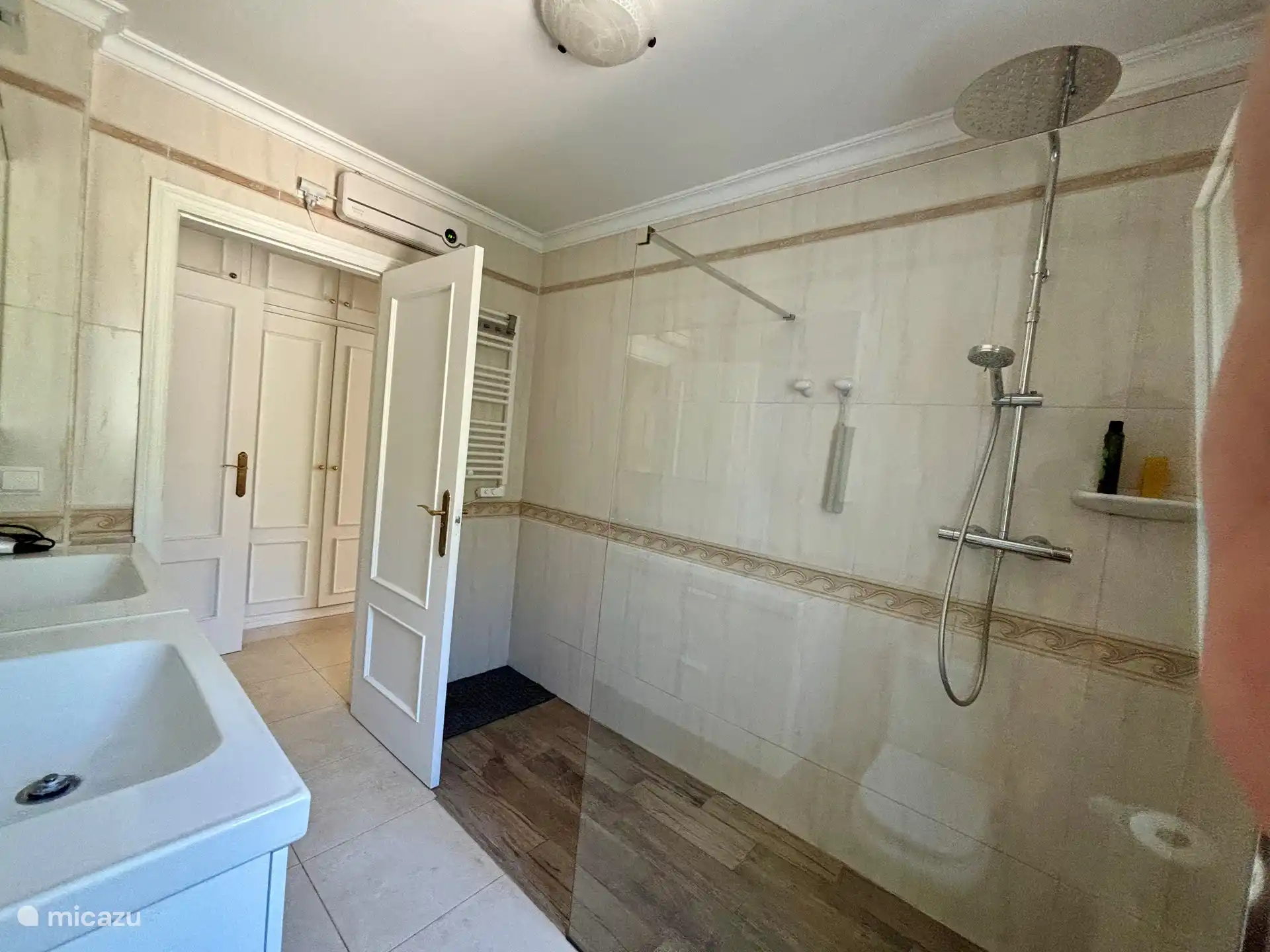 Badezimmer 1 mit ebenerdiger Dusche und Doppelwaschbecken und Doppelspiegelschrank