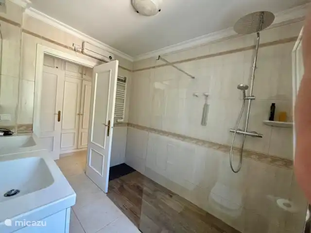 Location de Vacances Espagne, Costa Blanca, Benitachell, villa - Les Fonts Benitachell, Alicante Salle de bain 1 avec douche à l’italienne et double vasque et double armoire de toilette