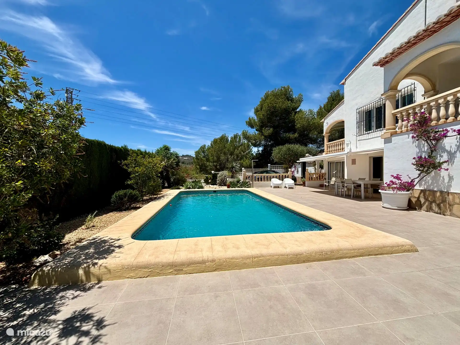 Vorderhaus mit Swimmingpool