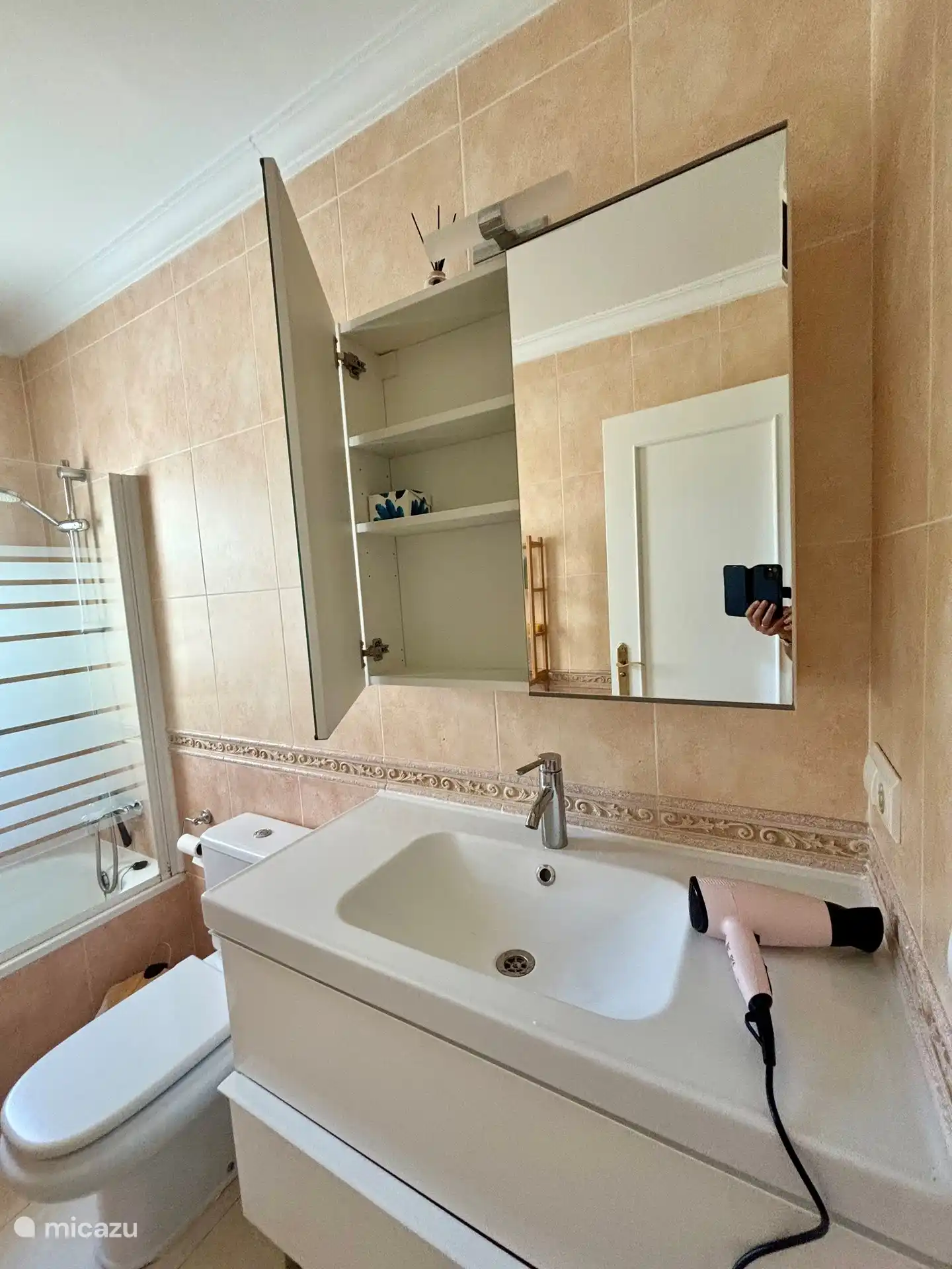 Badezimmer 2 mit Badewanne und großem Waschbecken mit Schubladen und Spiegelschrank