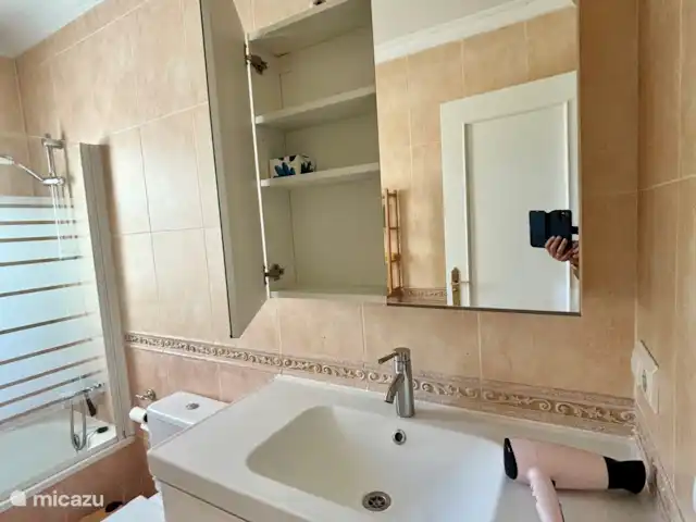 Location de Vacances Espagne, Costa Blanca, Benitachell, villa - Les Fonts Benitachell, Alicante Salle de bain 2 avec baignoire et grand lavabo avec tiroirs et armoire de toilette