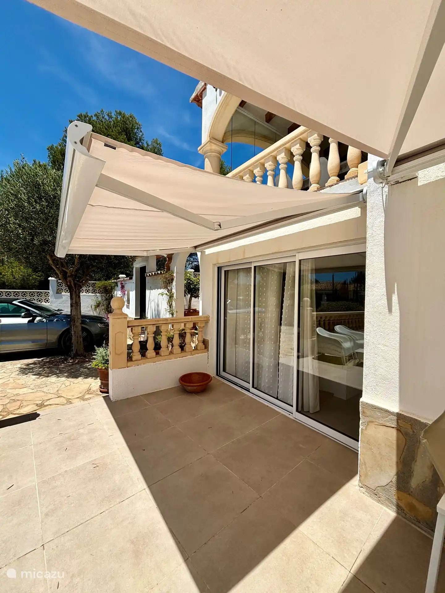 Terrassen vor dem Haus mit Garten, Schlafzimmer und Dusche/WC.